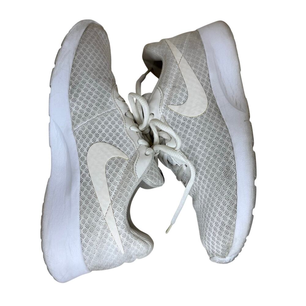 Nike Tanjun Running Shoes Women’s 8 White Athletic Workout Training Sneakers